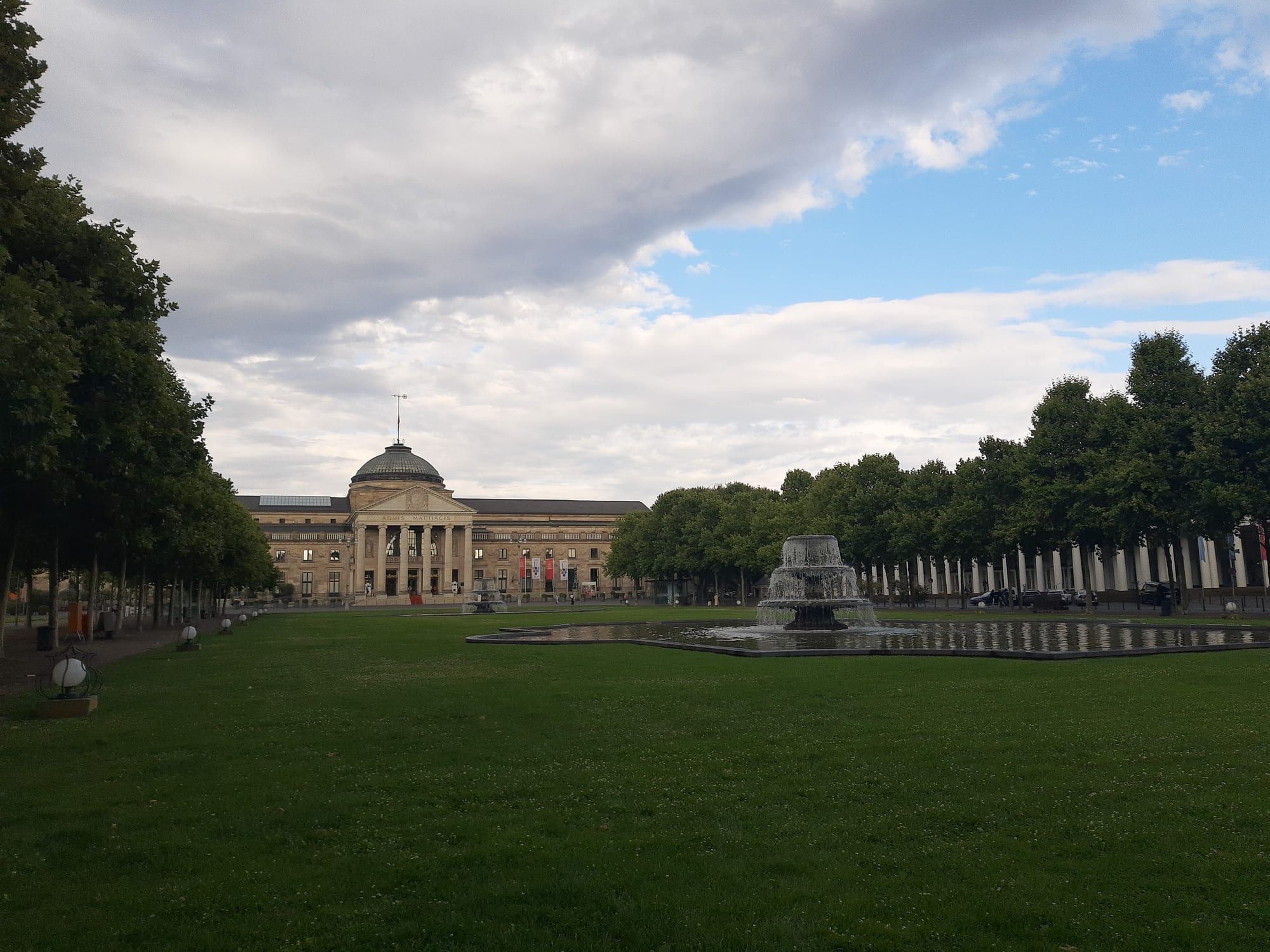 Kurhaus Wiesbaden mit Bowling Green und Brunnen — 2 Minuten zu Fuß vom AOZ