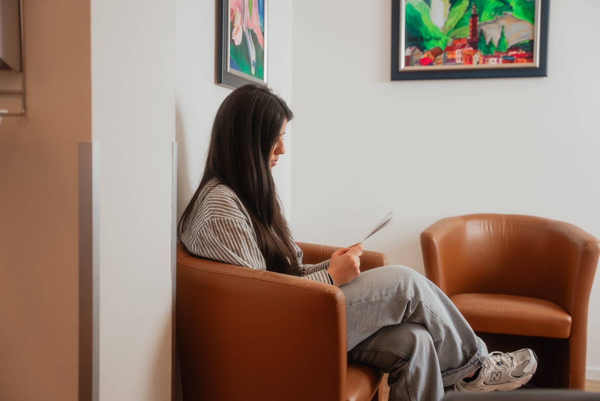 Patientin liest im Wartebereich vor dem Vorgespräch
